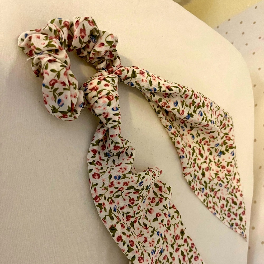 Women’s Accessories Hair Scrunchie White Flower Pattern